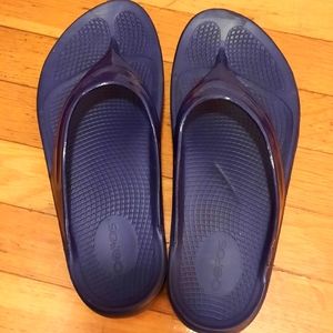 Oofos Oolala Gloss Navy Thong Sandals Flip Flops Size 10 Recovery NWOT